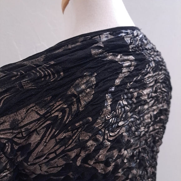 Frank Lyman |Black & gold asymmetrical crinkled fabric with button detai… - Picture 6 of 10